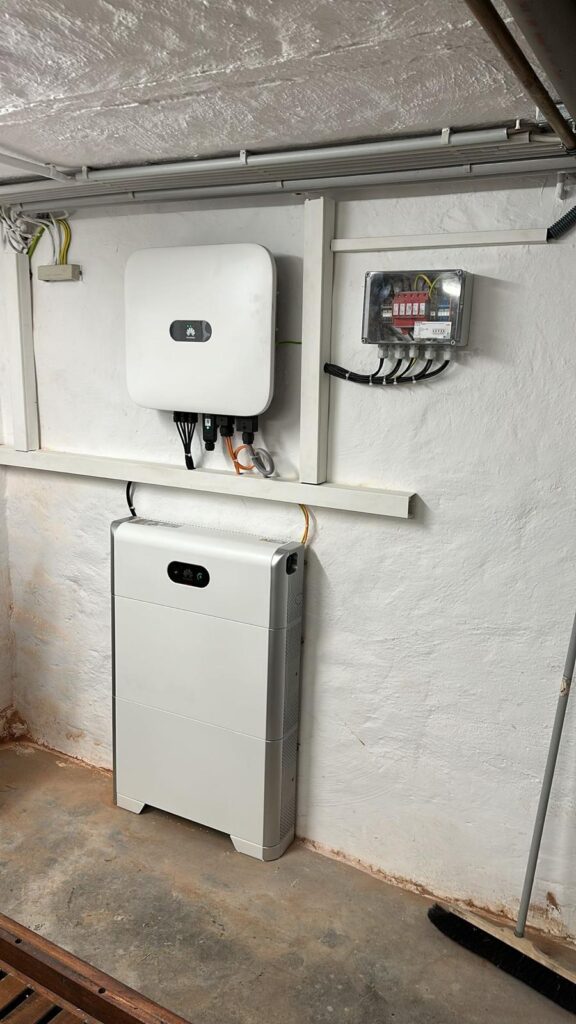 Wechselrichter und Batteriespeicher einer Photovoltaikanlage